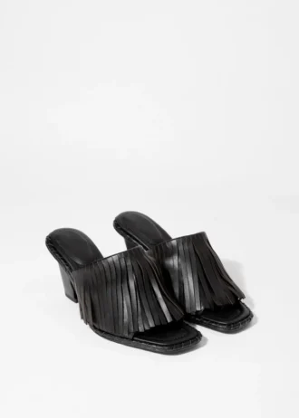 Leder-Pantoletten mit Fransen