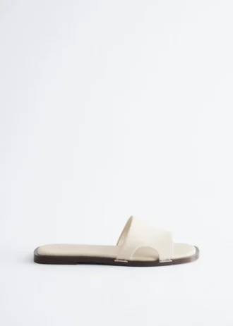 Leder-Pantoletten mit Metallverzierung