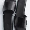 Leder-Pantoletten mit Metallverzierung