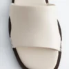 Leder-Pantoletten mit Metallverzierung