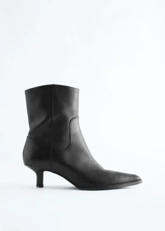 Leder-Stiefeletten mit Kitten-Heel