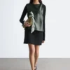 Leder-Top mit gedrehter Schulter
