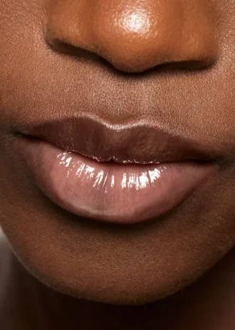 Leicht bräunlicher Lipgloss für die Lippen