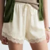 Mini-Shorts mit Jacquard-Spitze