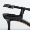 Pumps mit Lederriemen im Kreuzmuster