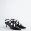 Pumps mit Lederriemen im Kreuzmuster