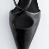 Pumps mit Lederriemen im Kreuzmuster