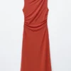 Ärmelloses, drapiertes Midikleid