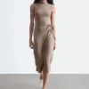 Ärmelloses Midikleid mit Rollkragen
