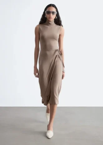 Ärmelloses Midikleid mit Rollkragen