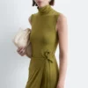 Ärmelloses Midikleid mit Rollkragen