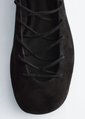 Schnürbare Ballerinas aus Leder