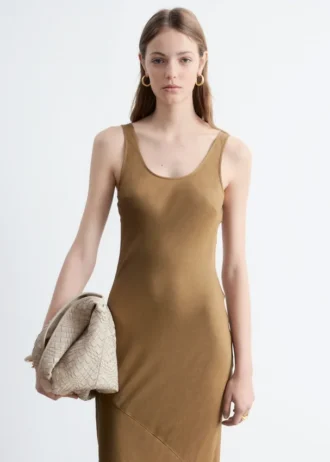 Schräg geschnittenes Midikleid