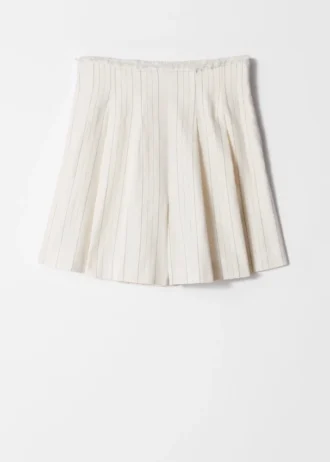 Shorts mit unversäuberten Kanten und Falten
