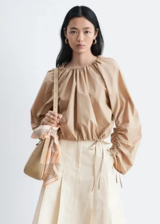 Skulpturale Bluse mit Kordelzug