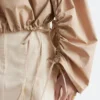 Skulpturale Bluse mit Kordelzug