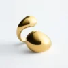 Skulpturaler Ring mit zwei Windungen