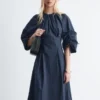 Skulpturales Midikleid mit Kordelzug