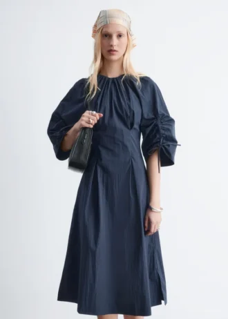 Skulpturales Midikleid mit Kordelzug