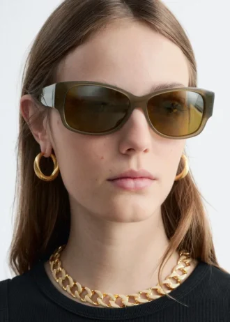 Sonnenbrille mit ovalem Rahmen