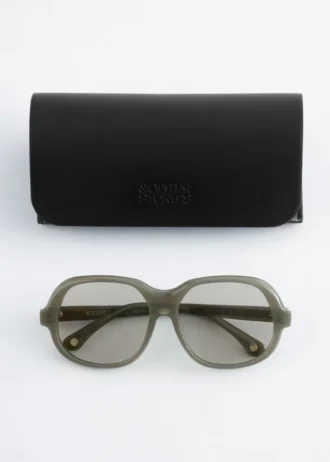 Sonnenbrille mit quadratischem Rahmen