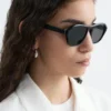 Sonnenbrille mit weichen Kanten und quadratischem Rahmen