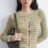 Strickcardigan mit Schlüssellochausschnitt und Rippbündchen vorne