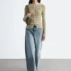 Strickcardigan mit Schlüssellochausschnitt und Rippbündchen vorne
