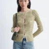 Strickcardigan mit Schlüssellochausschnitt und Rippbündchen vorne