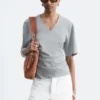 T-Shirt mit gerafftem V-Ausschnitt