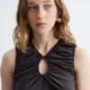 Top mit gerafftem Schlüssellochausschnitt