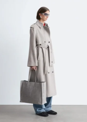 trenchcoat aus baumwoll woll mischung mit bindegrtel 2 330x462 - Trenchcoat aus Baumwoll-Woll-Mischung mit Bindeg&uuml;rtel