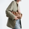 Unauffällige Schultertasche aus Leder