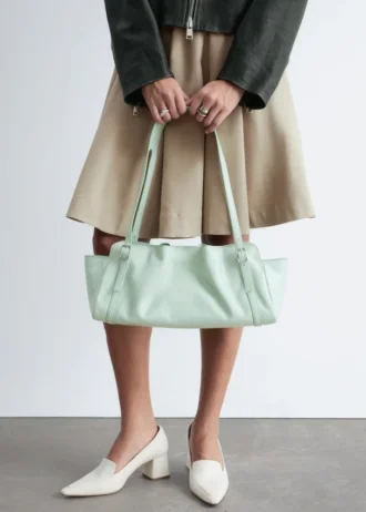 Unauffällige Schultertasche aus Leder