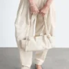 Unauffällige Schultertasche aus Leder