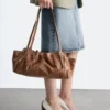 Unauffällige Schultertasche aus Leder