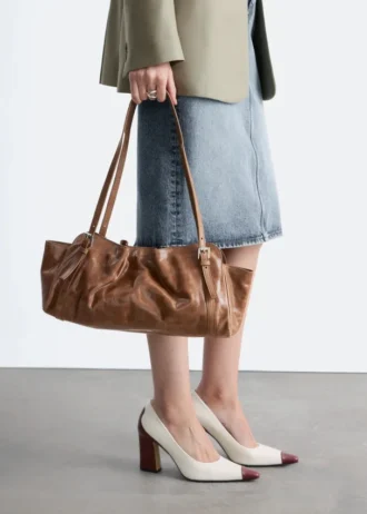 Unauffällige Schultertasche aus Leder