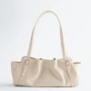 Unauffällige Schultertasche aus Leder