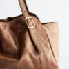 Unauffällige Schultertasche aus Leder