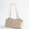 Unauffällige Schultertasche aus Leder