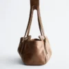 Unauffällige Schultertasche aus Leder