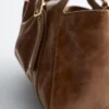 Unauffällige Schultertasche aus Leder