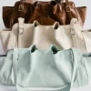 Unauffällige Schultertasche aus Leder