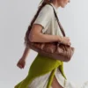 Unauffällige Schultertasche aus Leder