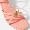 Verzierte Ledersandaletten mit Absatz